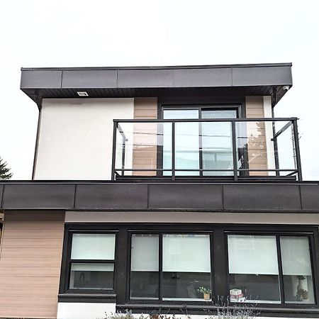 Centrally Located, Modern, 2 Bedroom Home Vancouver Exterior foto