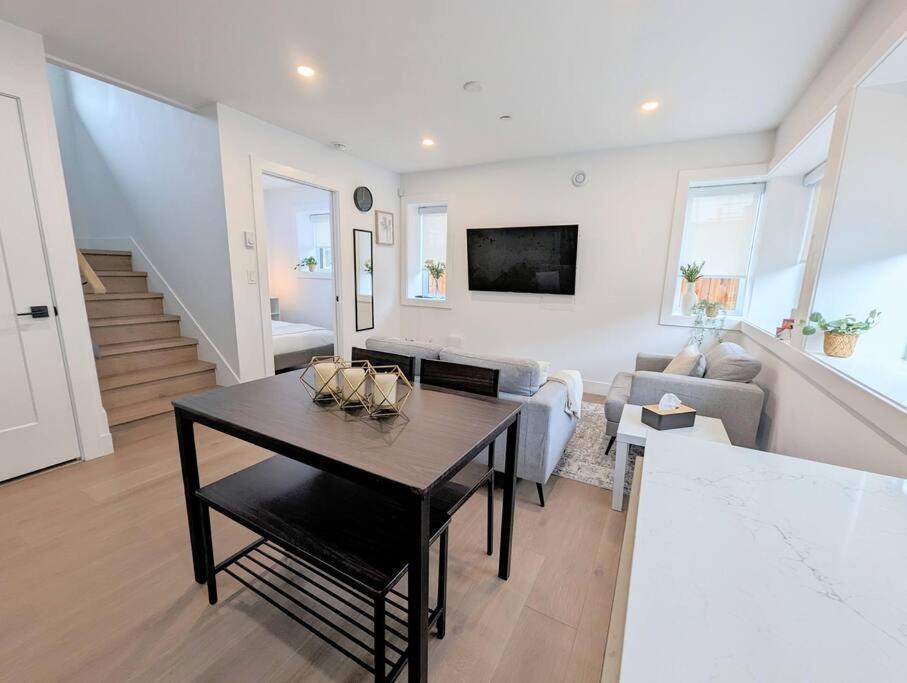 Centrally Located, Modern, 2 Bedroom Home Vancouver Exterior foto