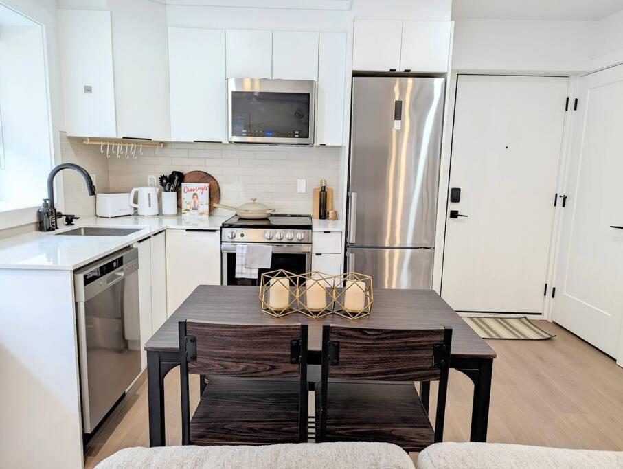 Centrally Located, Modern, 2 Bedroom Home Vancouver Exterior foto