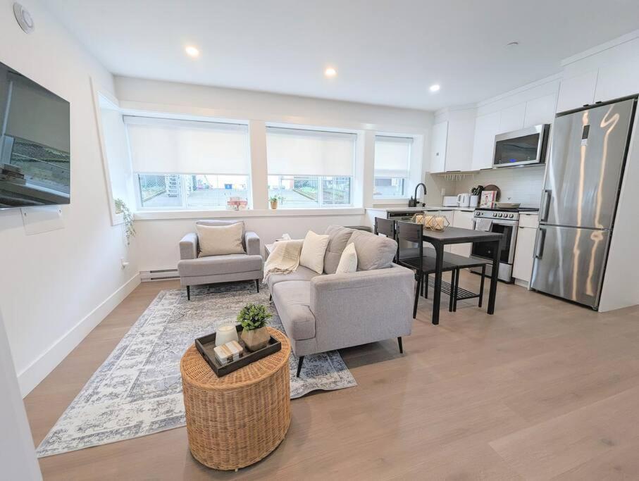 Centrally Located, Modern, 2 Bedroom Home Vancouver Exterior foto