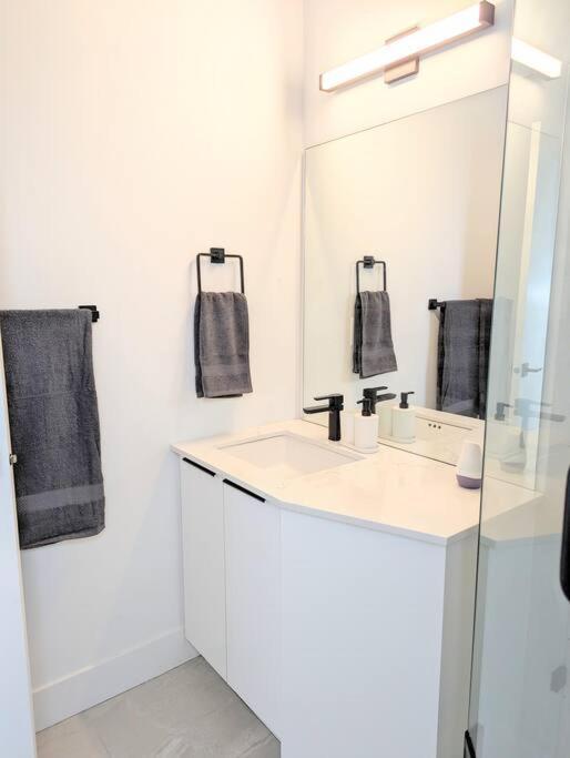 Centrally Located, Modern, 2 Bedroom Home Vancouver Exterior foto