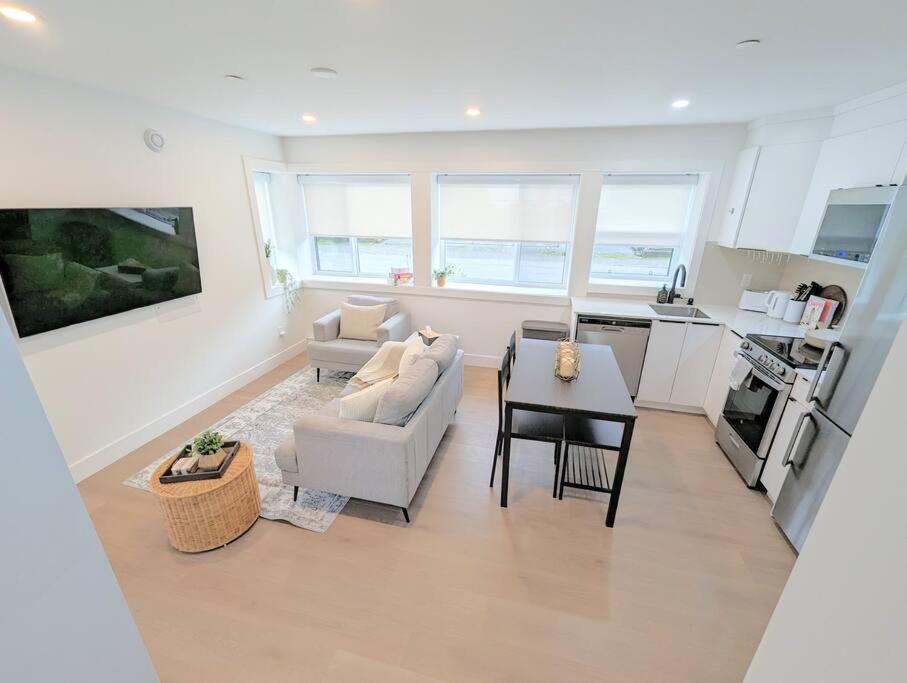 Centrally Located, Modern, 2 Bedroom Home Vancouver Exterior foto