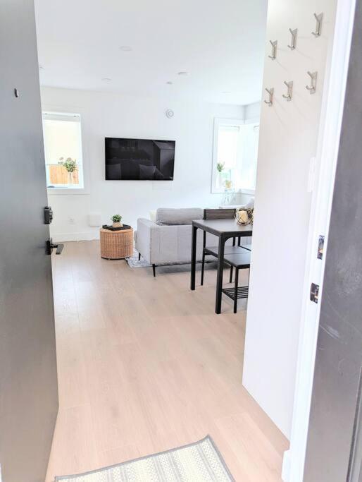 Centrally Located, Modern, 2 Bedroom Home Vancouver Exterior foto